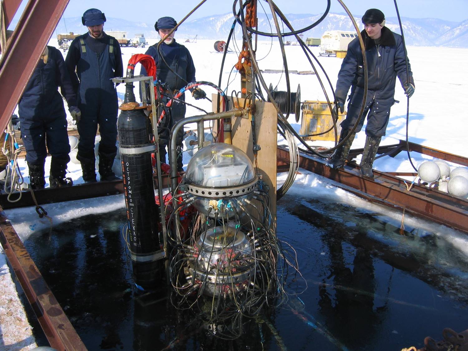 Нейтринный телескоп на байкале. Нейтринный телескоп baikal-gvd. Нейтринный телескоп на байкале. Байкальского нейтринного телескопа baikal-gvd. Нейтринный телескоп на байкале что это.