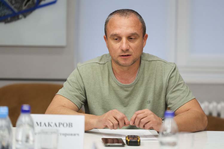 Алексей Макаров: «Когда на бумажке подпишется вот этот меморандум — ничего же в одночасье не закончится по щелчку пальцев. По опыту своего деда, что войну прошел, могу сказать, что он до 1948 года еще бегал по лесам и зачищал все. Соответственно и нам нельзя даже с миром прекращать свою волонтерскую деятельность»