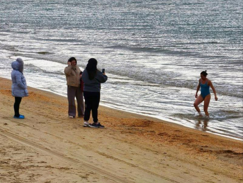 Уши отмерзают, а они купаются: «моржи» заполонили пляжи Анапы 