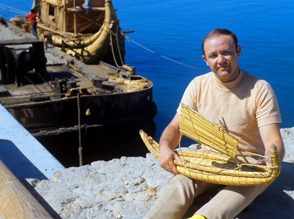 Юрий Сенкевич с макетом лодки в руках во время экспедиции на папирусной лодке «Ра-2», 1970 год