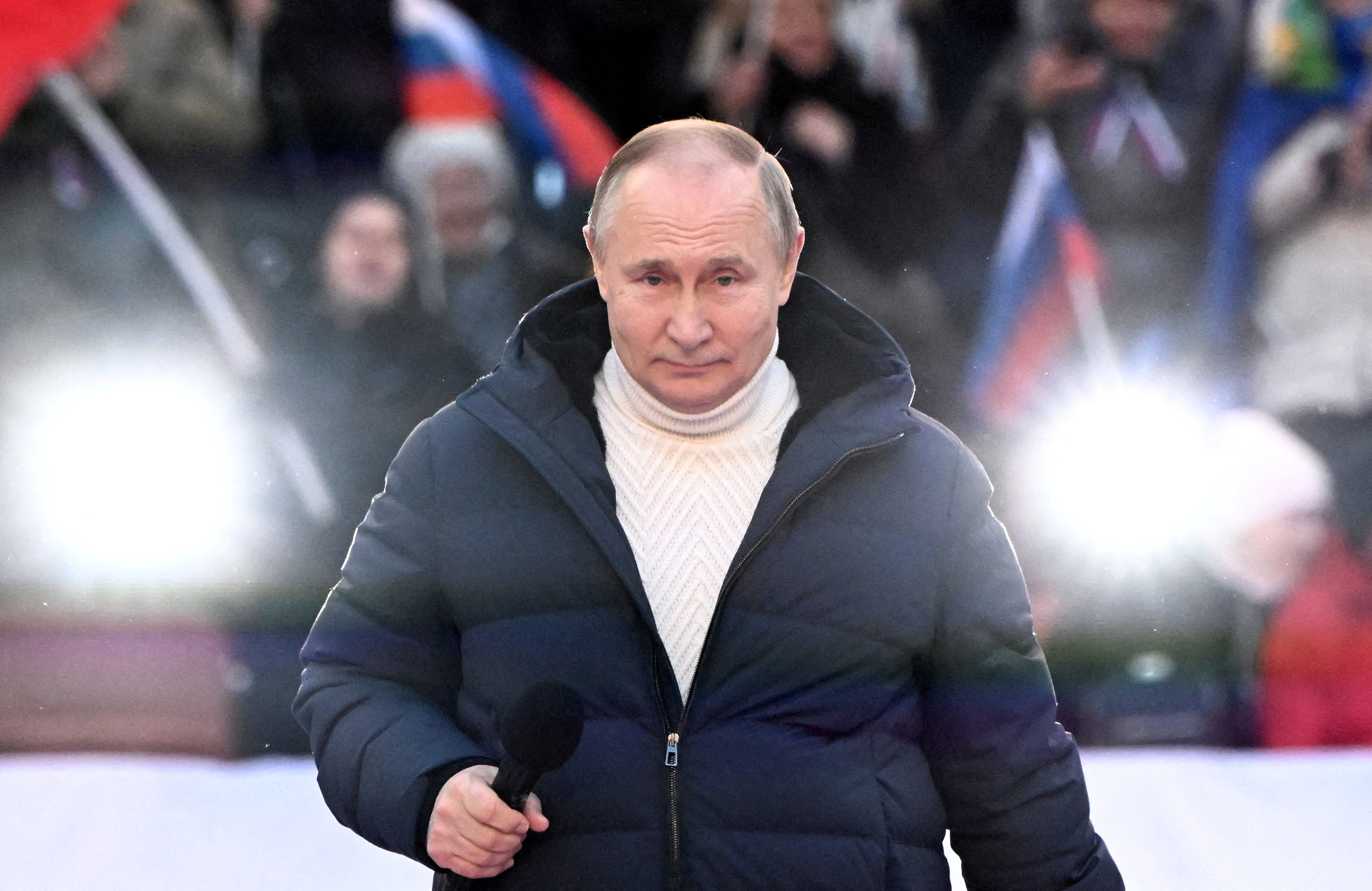 Что с путиным. Куртка Путина в Лужниках 2022. Loro Piana пуховик Путин. Пуховик Путина 2022. Владимир Путин в Лужниках.