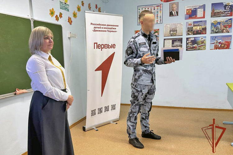 По случаю памятной даты офицер ОМОН Росгвардии по Хакасии встретился с абаканскими школьниками