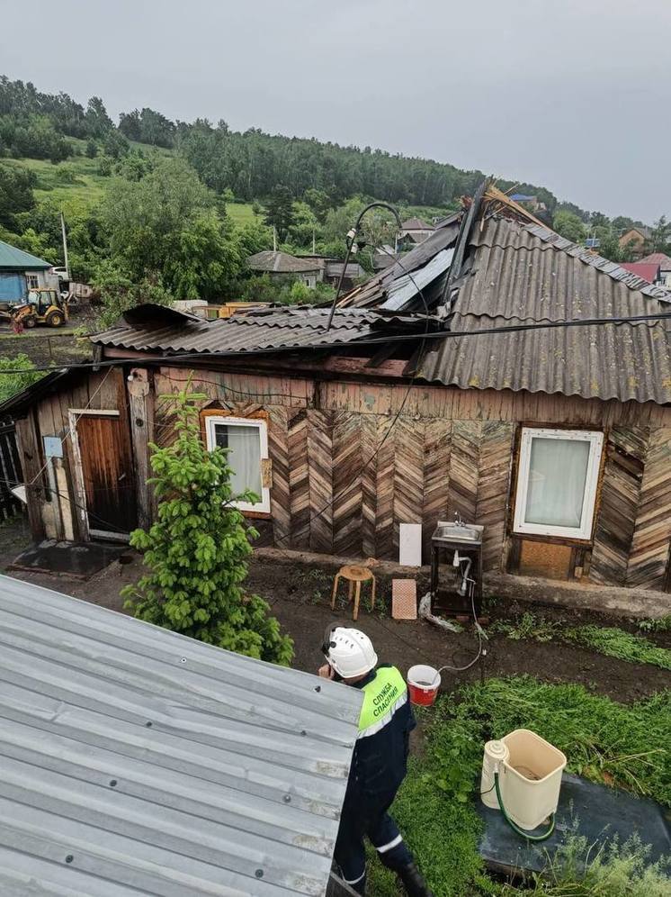 Городские службы устраняют последствия вчерашней грозы и шквалистого ветра в Кемерове