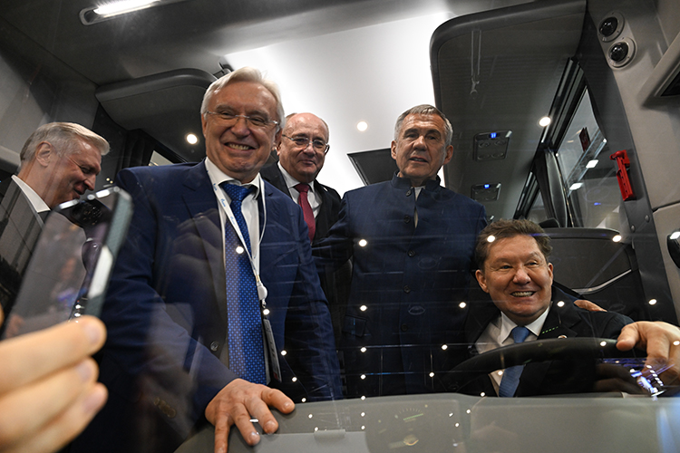 В кабине нового туристического автобуса руководитель компании оценил место водителя