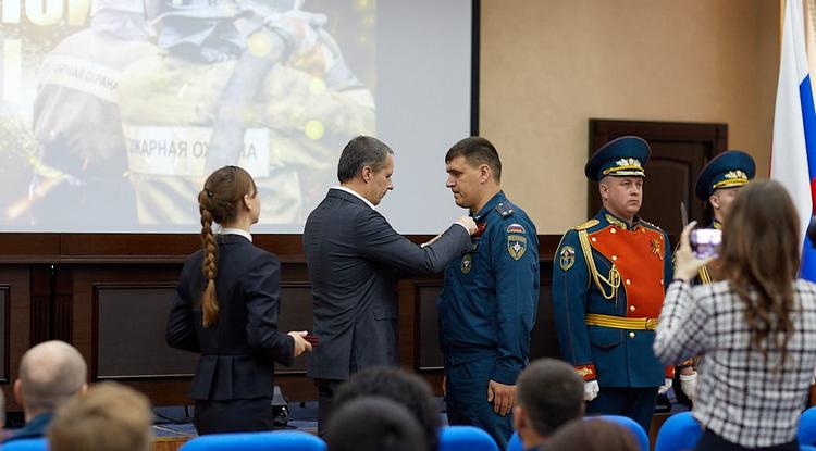 В День пожарной охраны губернатор наградил сотрудников белгородского МЧС