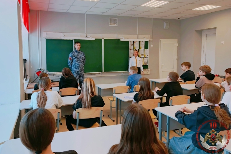 Вельские росгвардейцы провели занятие со школьниками