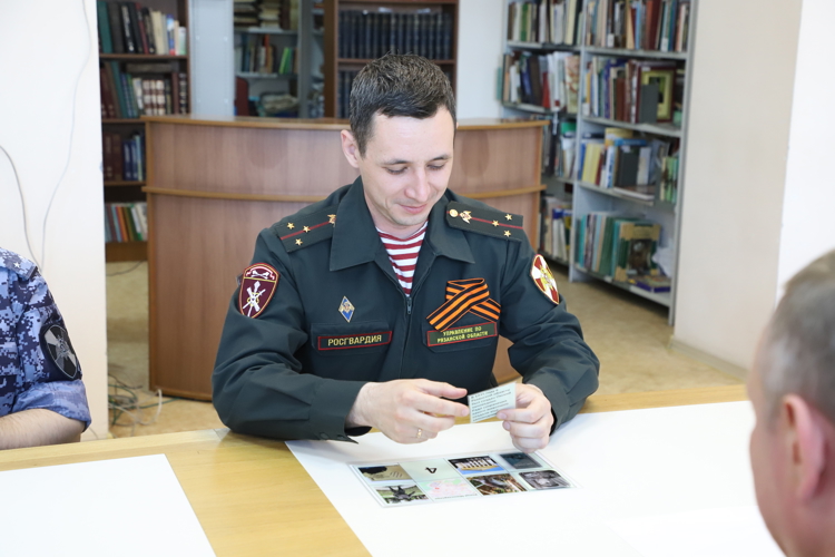 В рязанской библиотеке им. Горького росгвардейцы играли в историческое лото, посвященное Дню Победы, в формате круглого стола