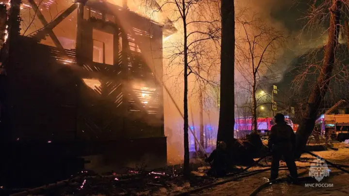 В Архангельске вспыхнула двухэтажка: пожару присвоили ранг 1-бис