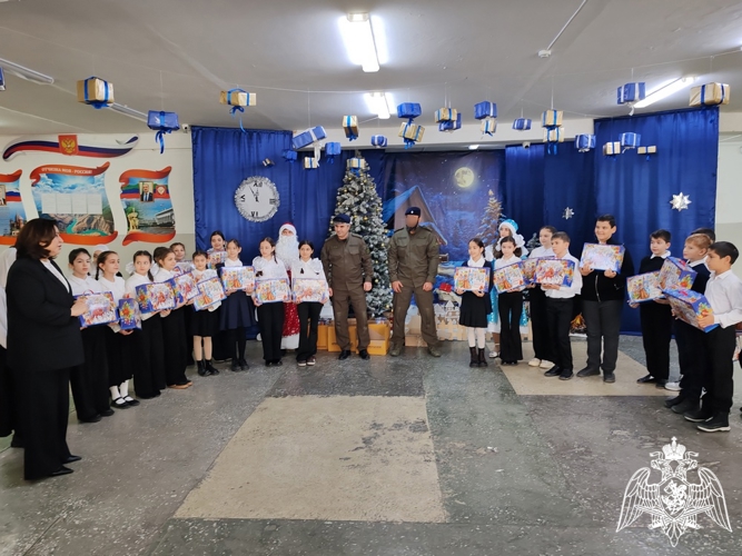 В Дагестане росгвардейцы поздравили с наступающим Новым годом учащихся профильных классов