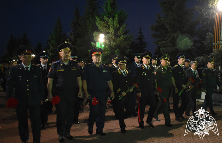 Росгвардейцы зажгли свечи в память героев Великой Отечественной войны в Чебоксарах 