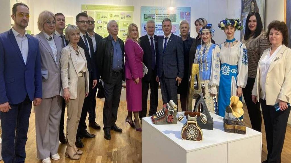 В Брянске торжественно открыли международную выставку «Традиции и современность»