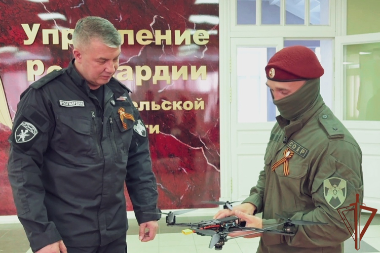 В Архангельске росгвардейцам переданы собранные студентами FPV-дроны