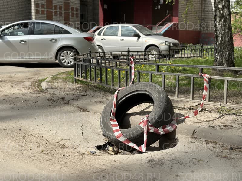 В центре липецка провалился гелик. Липецк провалилась машина. Машина провалилась под асфальт. Машина провалилась во дворе. Асфальт улица.