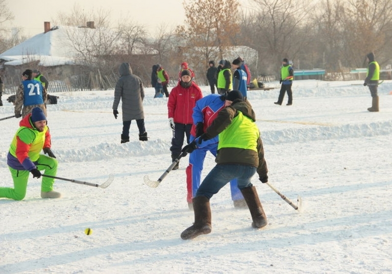 День зимних видов спорта омск. Валенки зима хоккей. Хоккей в валенках с мячом. Хоккей на валенках 2023 Тамбовская область. Приглашаем на хоккей.