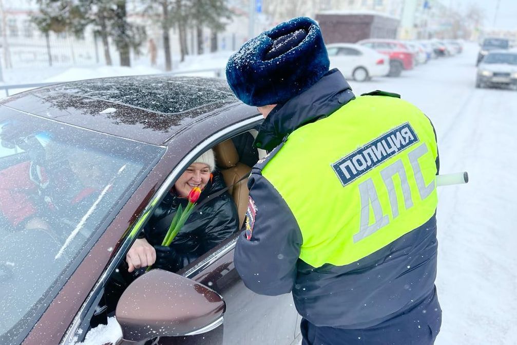 имеет ли право сотрудник гибдд остановить автомобиль на трассе обыскать водителя и автомобиль