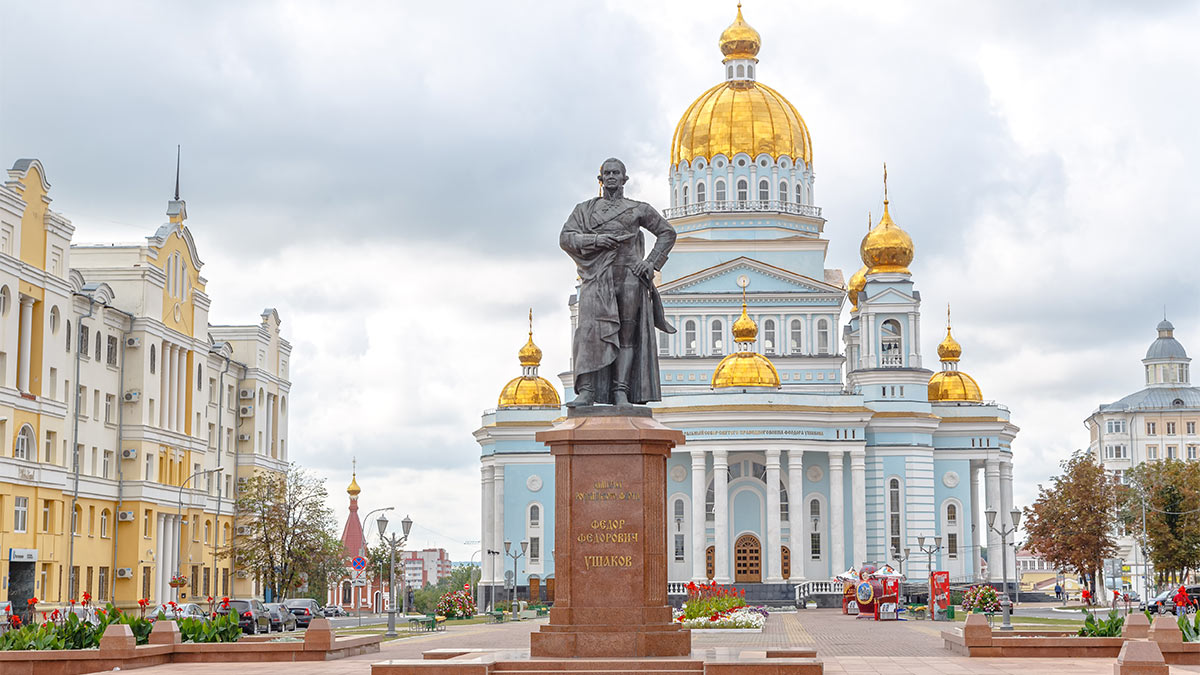 Вид на памятник адмиралу Федору Ушакову