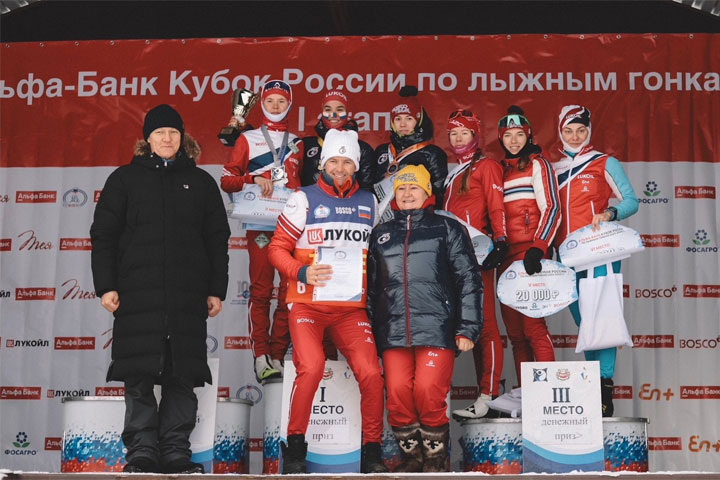 Большунов и Степанова - лидеры первого дня соревнований в Вершине Теи