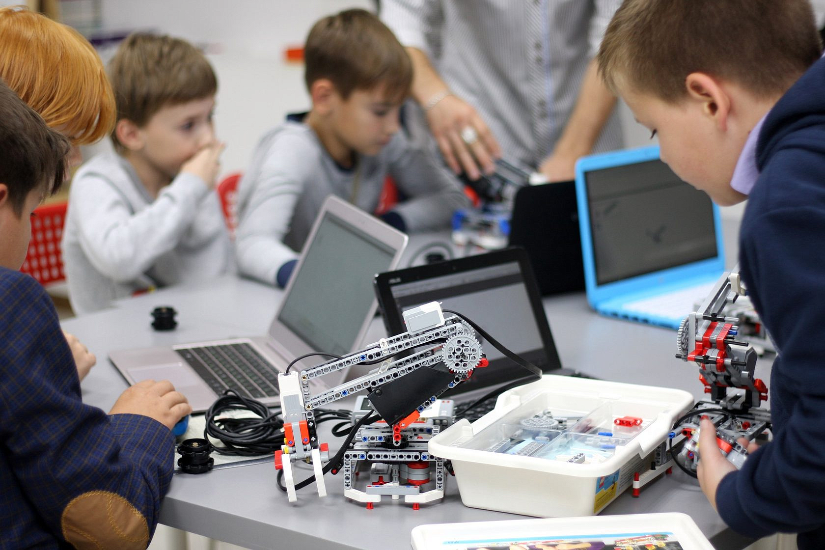 Современные направления робототехники. Робототехника для детей. Занятия по робототехнике. Занятия робототехникой для детей. Робототехника в школе.
