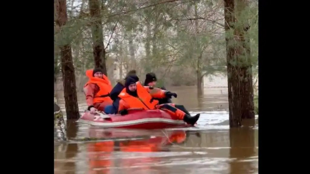 Наводнение: людей спасают на моторных лодках, начались проблемы с электричеством