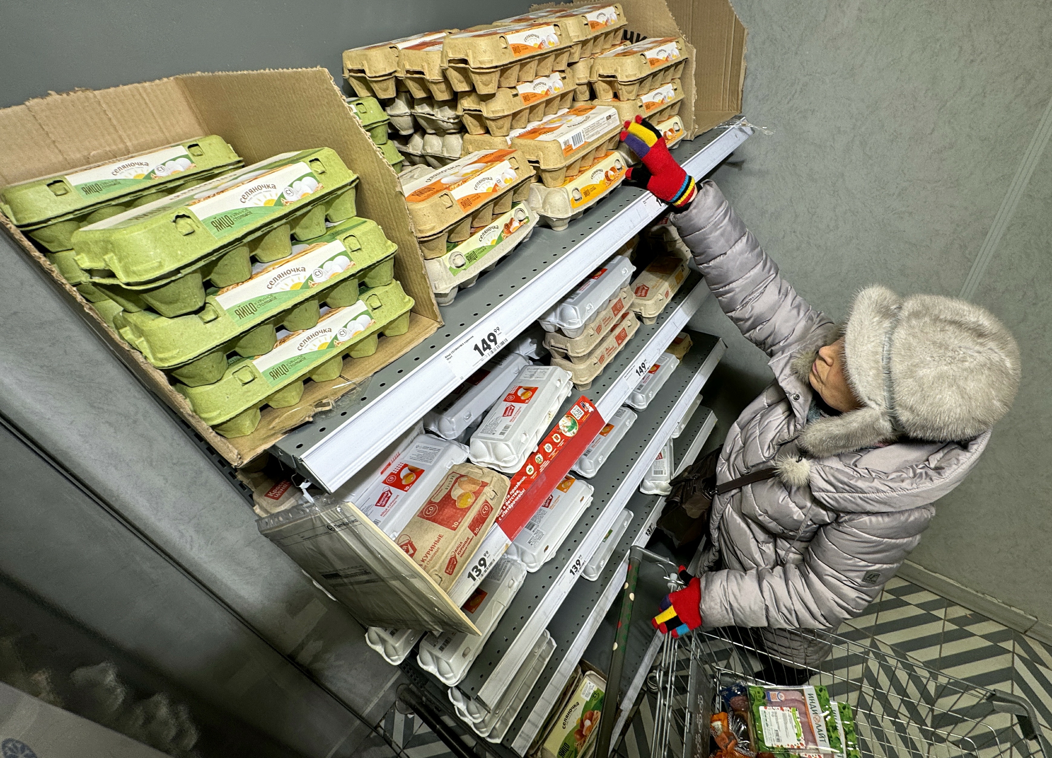 Пенсионер с протянутой рукой. Повышение пенсионноговозрас. Стоит ли ждать пенсию. Реальные деньги дзен пенсия. Пожилые люди в россии.