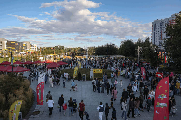 Людей здесь собралось очень много: по ощущениям корреспондента «БИЗНЕС Online», по всему парку разошлись около тысячи гостей праздника — жителей ЖК «Салават Купере»