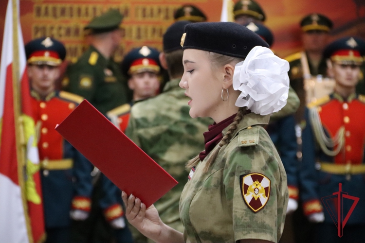 Начальник Управления Росгвардии по Амурской области генерал-майор полиции Виталий Харчёв поздравил учащихся со вступлением в ряды кадетов Росгвардии