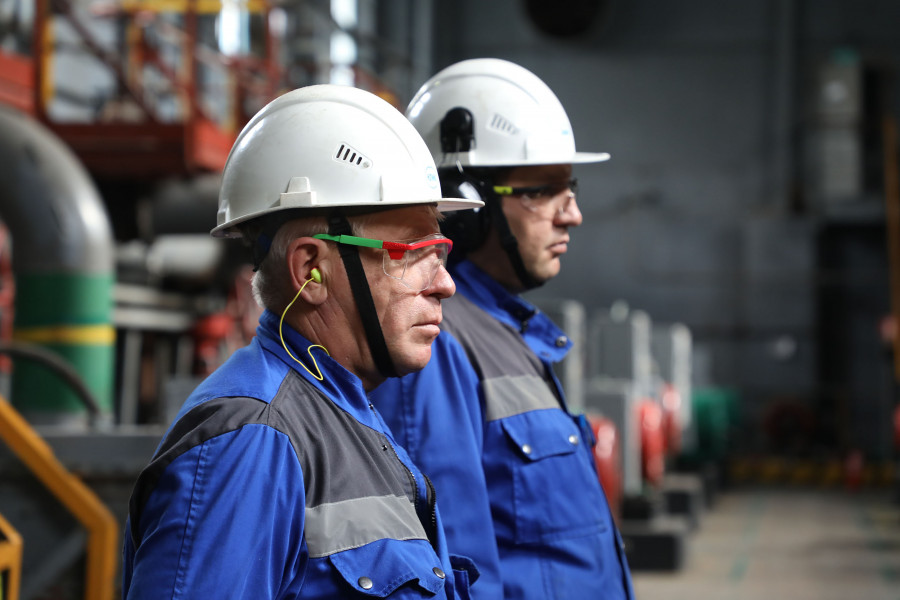 Завод люди рабочие. Ниагара завод в челябинской области. Фабрика фоксконн китай. Нпз лукойл пермь. Oil export.