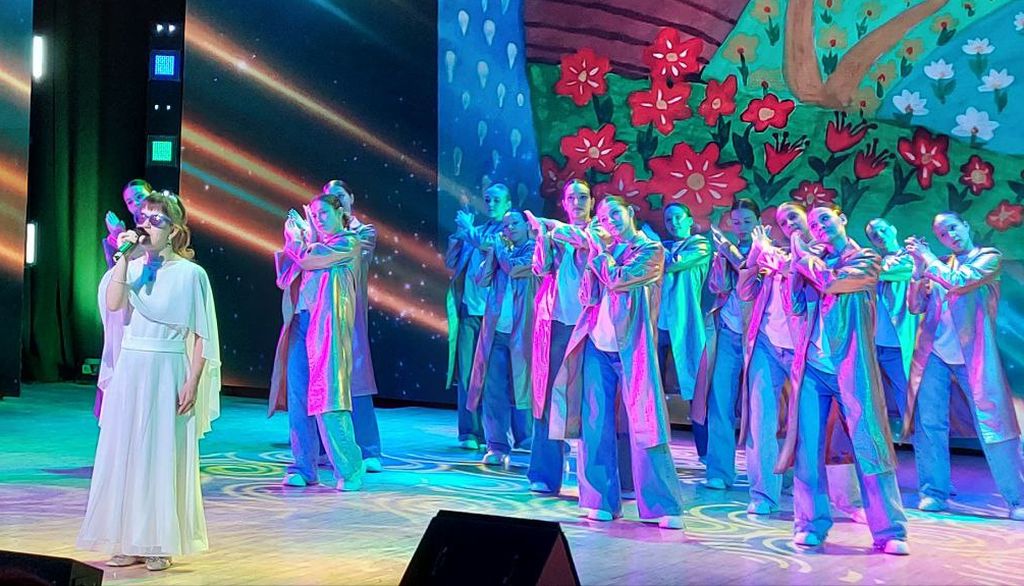 на сцене Мария Саунина