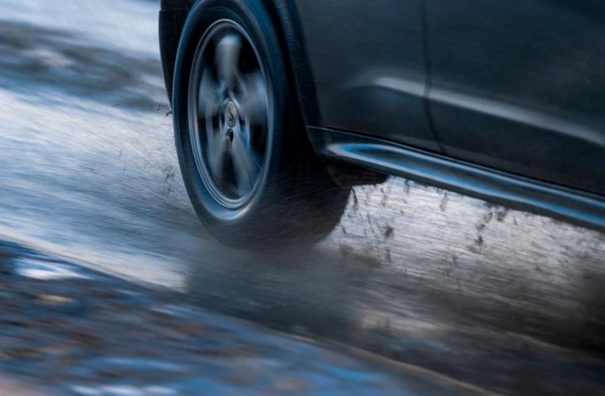 Иномарка после ДТП протаранила столб возле остановки в Челябинске*1