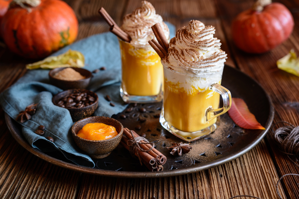 Кефир при поджелудочной. Отвар шиповника. Кисломолочные продукты при панкреатите. Напитки при панкреатите. Цикорий в чашке.