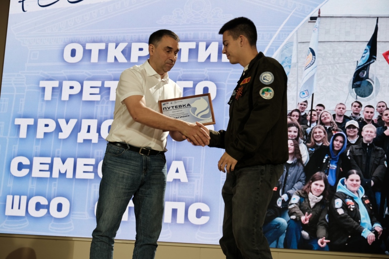 Вручение ректором СНУПСа путевки студенческому отряду