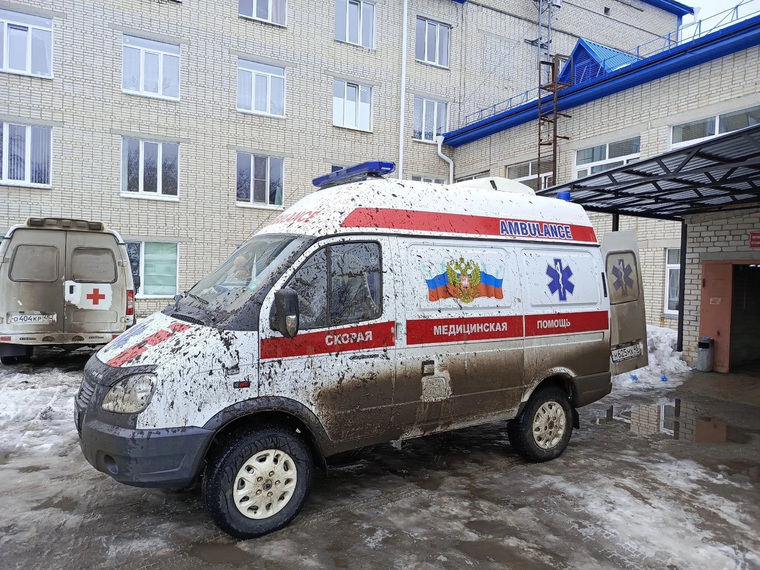 Водители скорых в Шадринске пожаловались, что больница экономит на мойке автомобилей