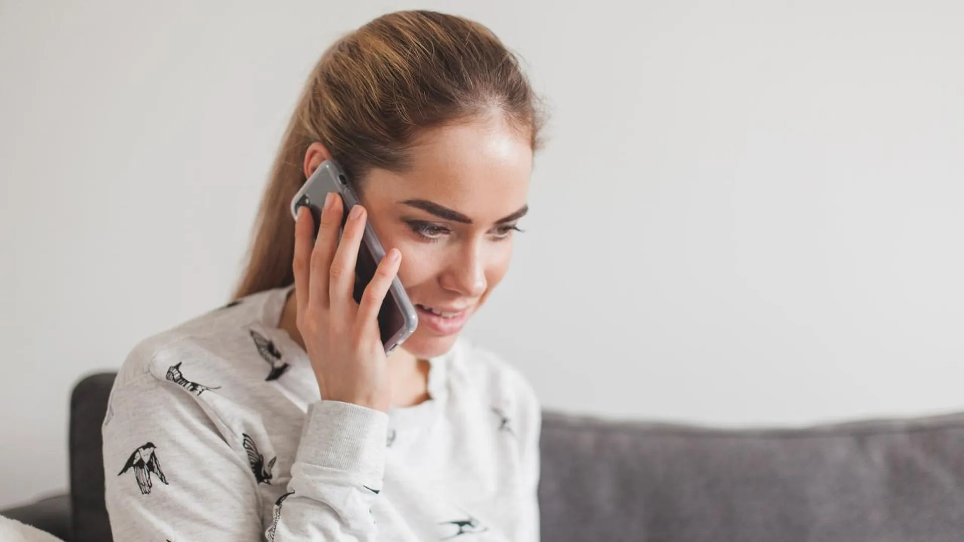 Красивая женщина с телефоном. Разговаривает по телефону. Женщина разговаривает по телефону. Говорит по телефону. Е она разговаривает по телефону.