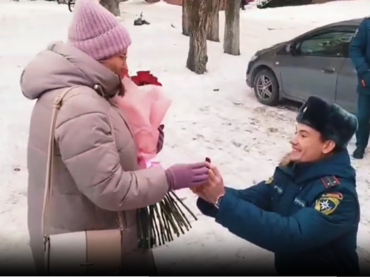 Накануне Нового года спасатель из Приморья сделал предложение своей невесте на глазах у коллег