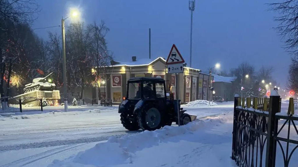 В Брянской области из-за сильного снегопада у коммунальщиков начался аврал