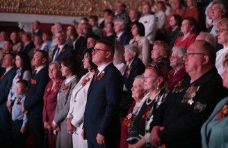 На торжественном концерте к юбилею Великой Победы Алексей Текслер вручил награды героям спецоперации и волонтерам