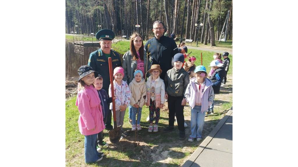 В парке имени Уральских добровольцев в Унече заложили кленовую аллею