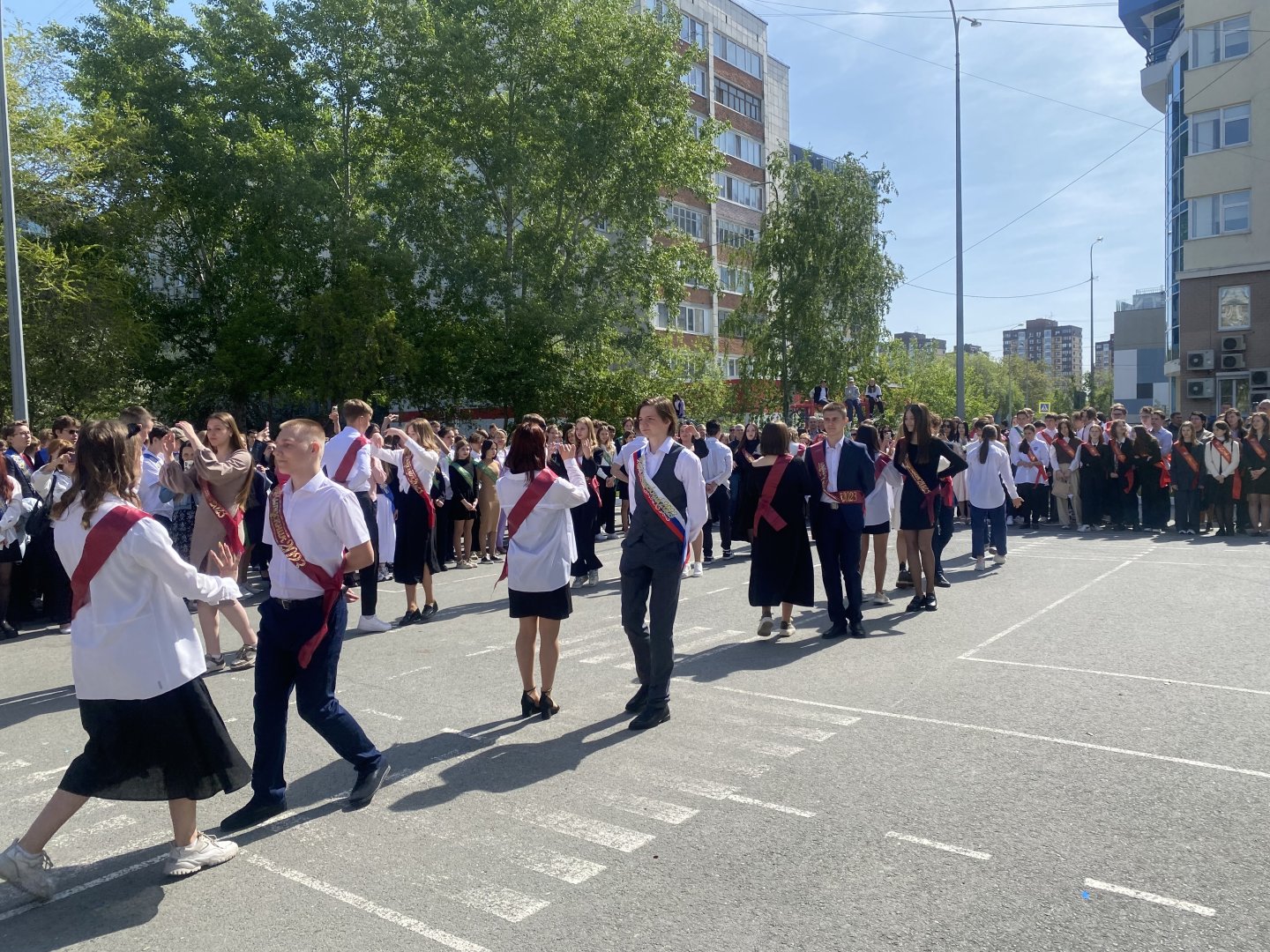 Сайт школа 25 тюмень. Выпускники школы. Выпускной 9 класс. Фото выпускников. Последний звонок выпускники.