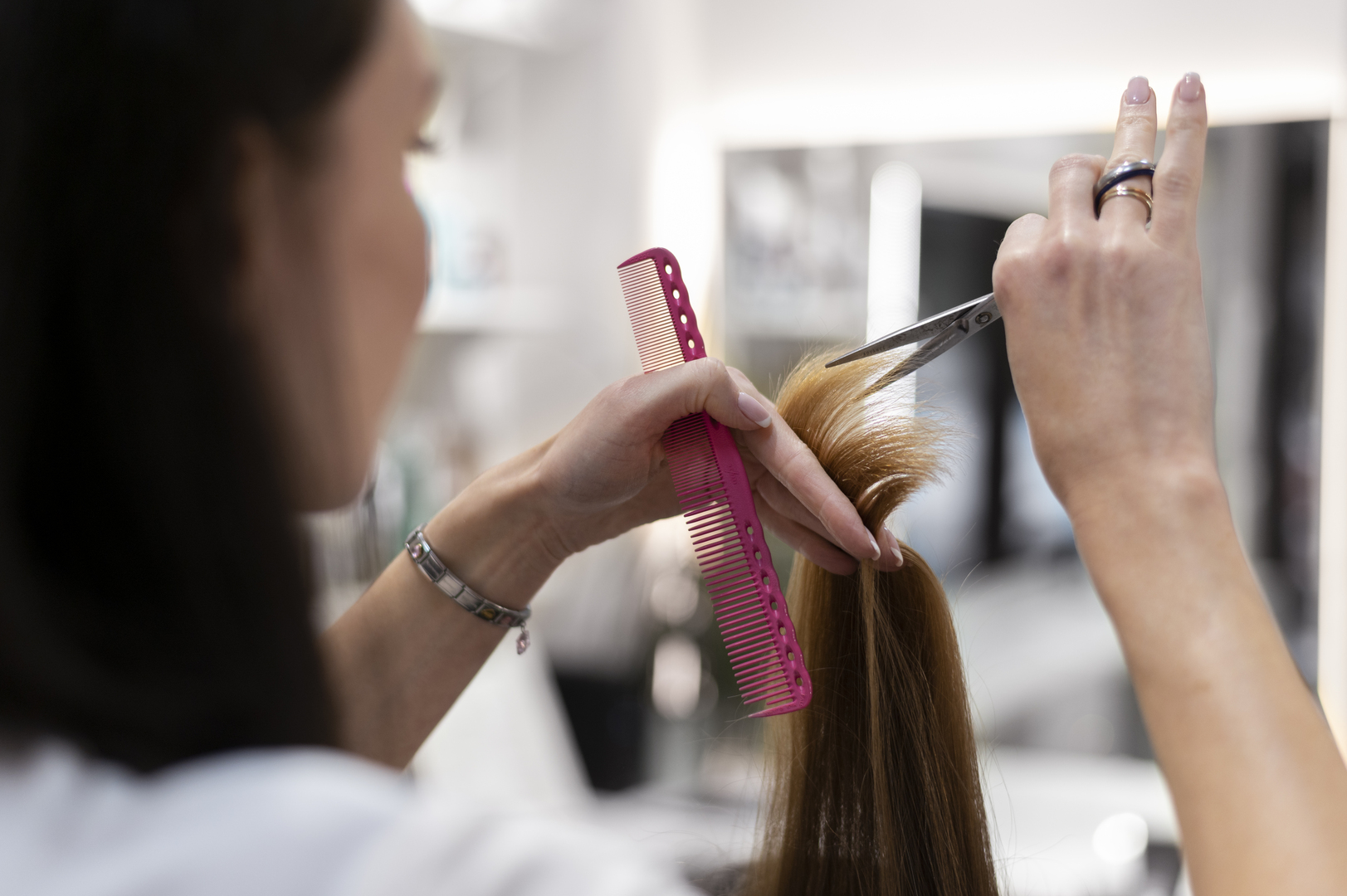 девушка с красивыми ресницами. ногти для девушек. ногти ресницы брови. профессия визажист. постеры для салона маникюра.