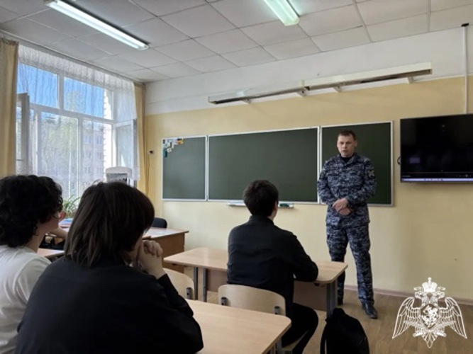 В рамках празднования юбилея Росгвардии представитель Росгвардии рассказал старшеклассникам о вузах войск правопорядка
