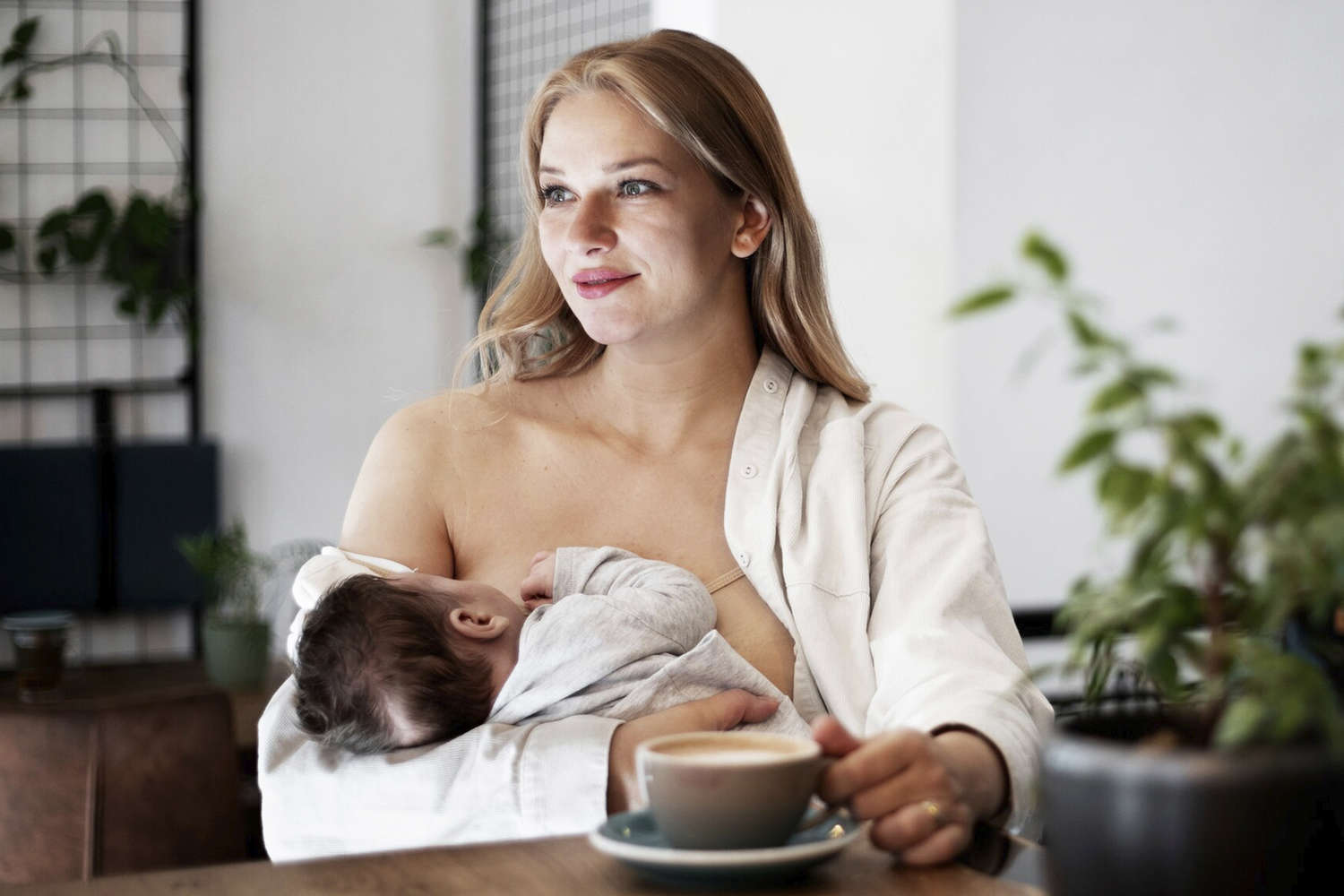 голая женщина кормит грудью ребенка фото фото 35