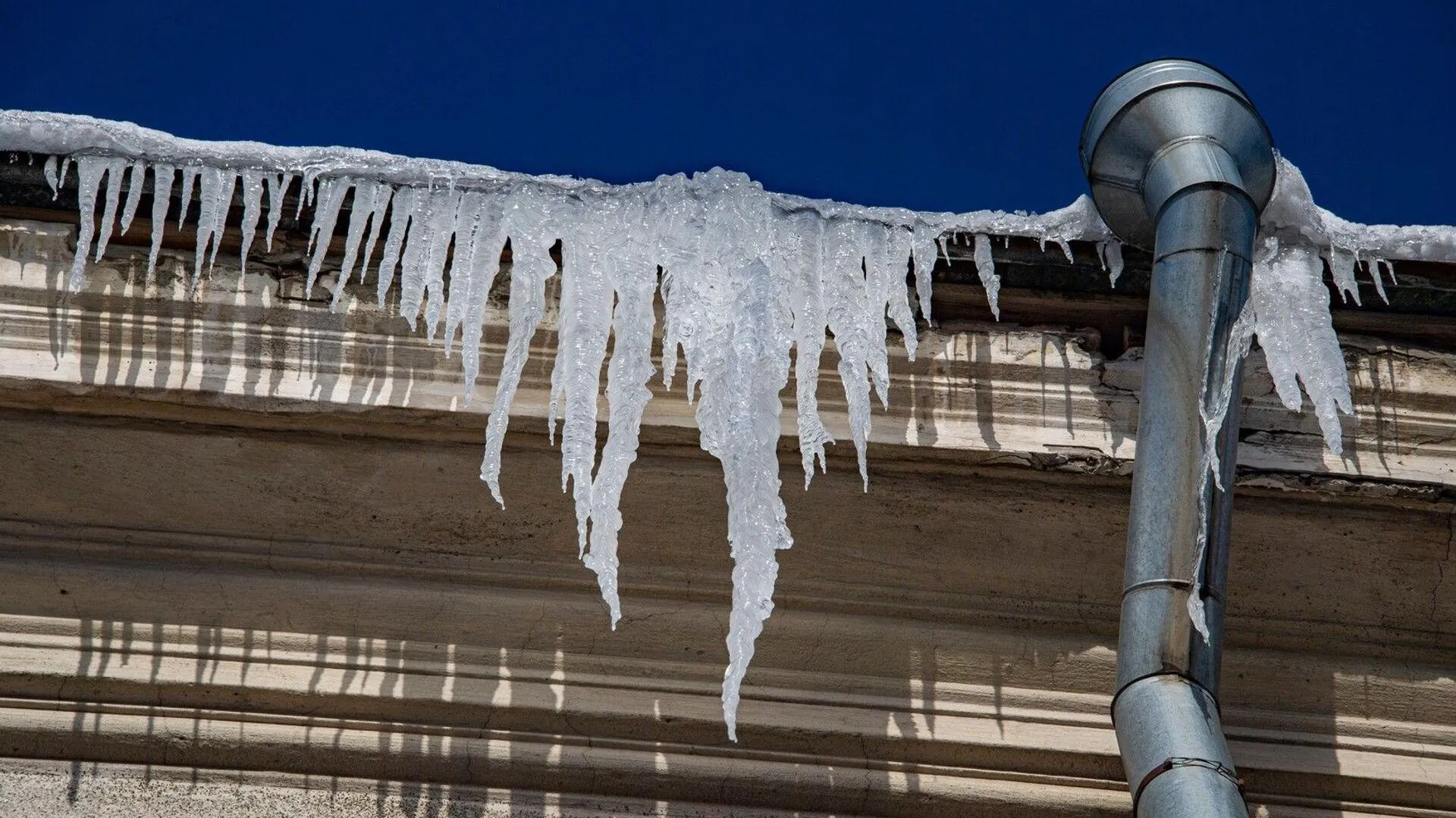 сосульки в городе. сосульки в городе. сосульки в городе. сосульки спб. наледь на крыше.
