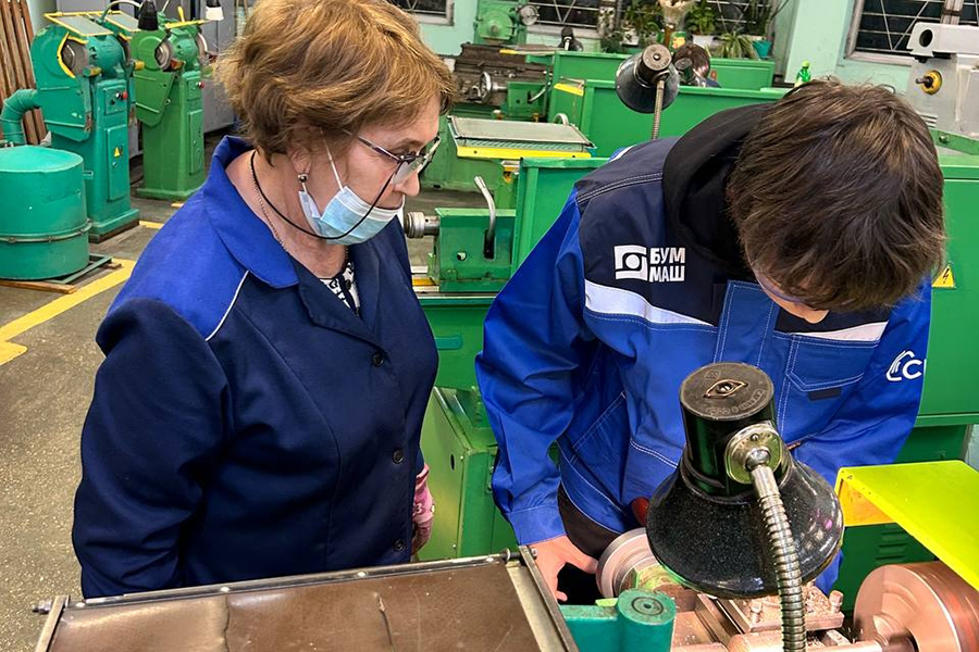 На заводе «БУММАШ» проходят производственную практику выпускники проекта АО «СПГ» «Моя первая профессия»