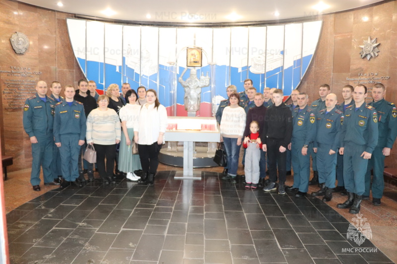 О героических подвигах наших дедов сотрудники орловского МЧС узнали на экскурсии в военно-историческом музее