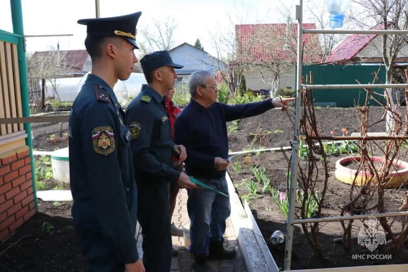 Сотрудники МЧС России проводят профилактические рейды и разъясняют требования пожарной безопасности