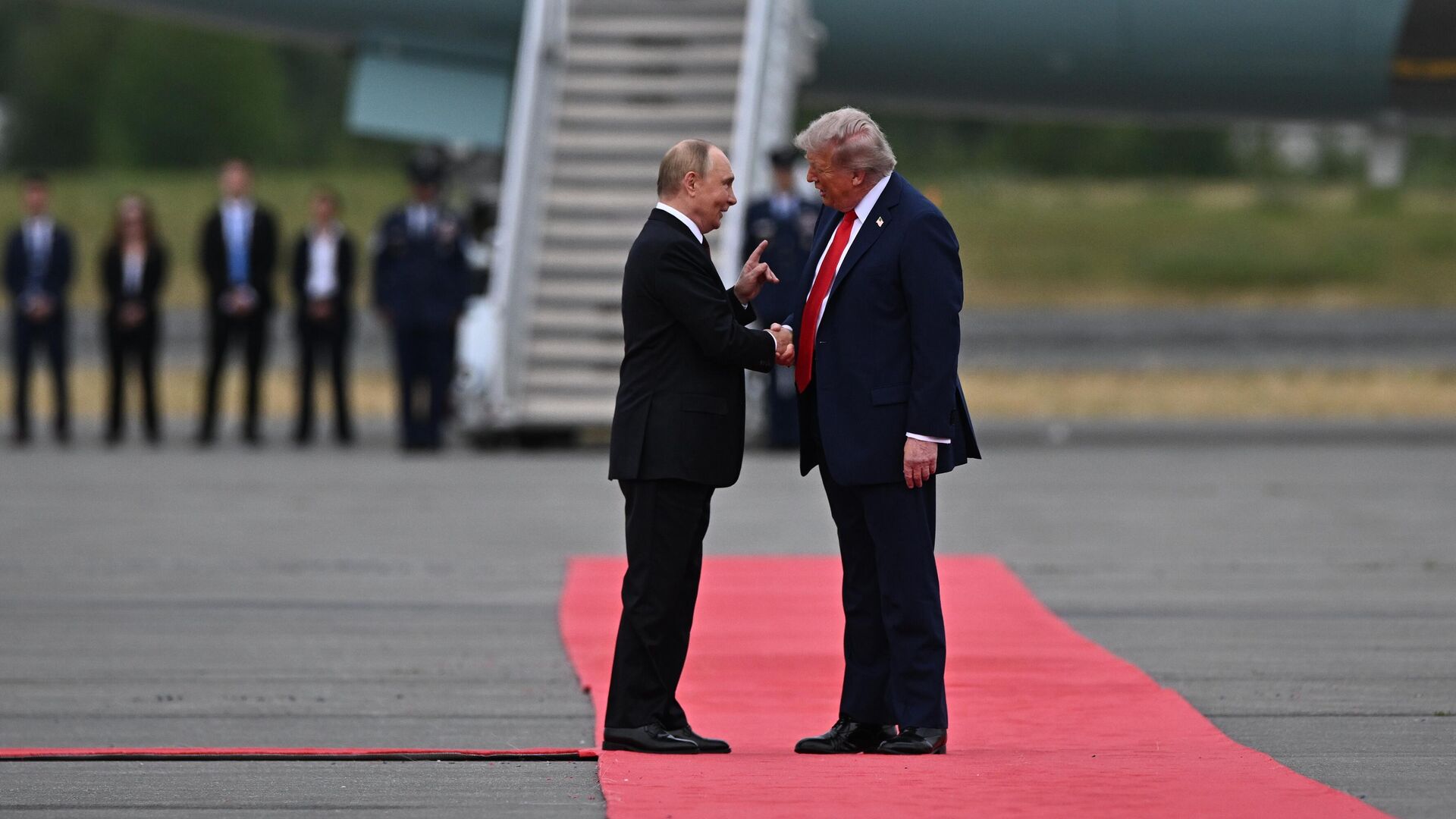 Совместный успех: политики и пресса - о встрече Путина и Трампа на Аляске - Sputnik Молдова, 1920, 16.08.2025