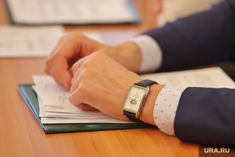 Заседание городской думы. Курган, совещание, чиновник, часы, заседание, руки, депутат