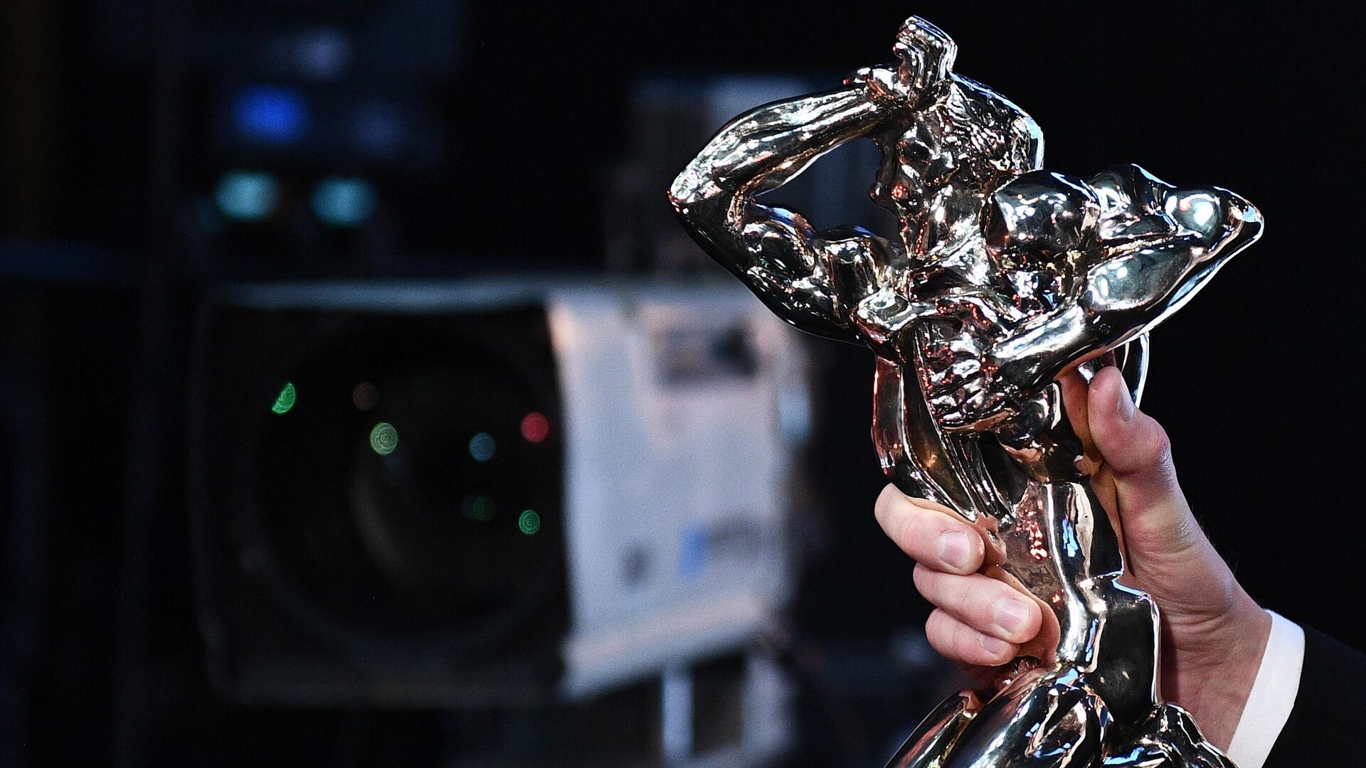 тэффи премия. эрнст неизвестный статуэтка тэфи. эрнст неизвестный тэффи. тэфи капитал. тэффи премия.