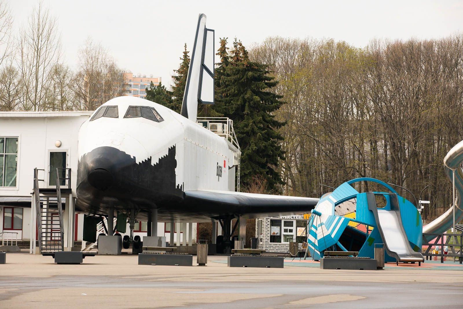 Павильон буран. Павильон буран. Буран космический корабль на вднх. Космический шаттл буран на вднх. Буран космический корабль на вднх.