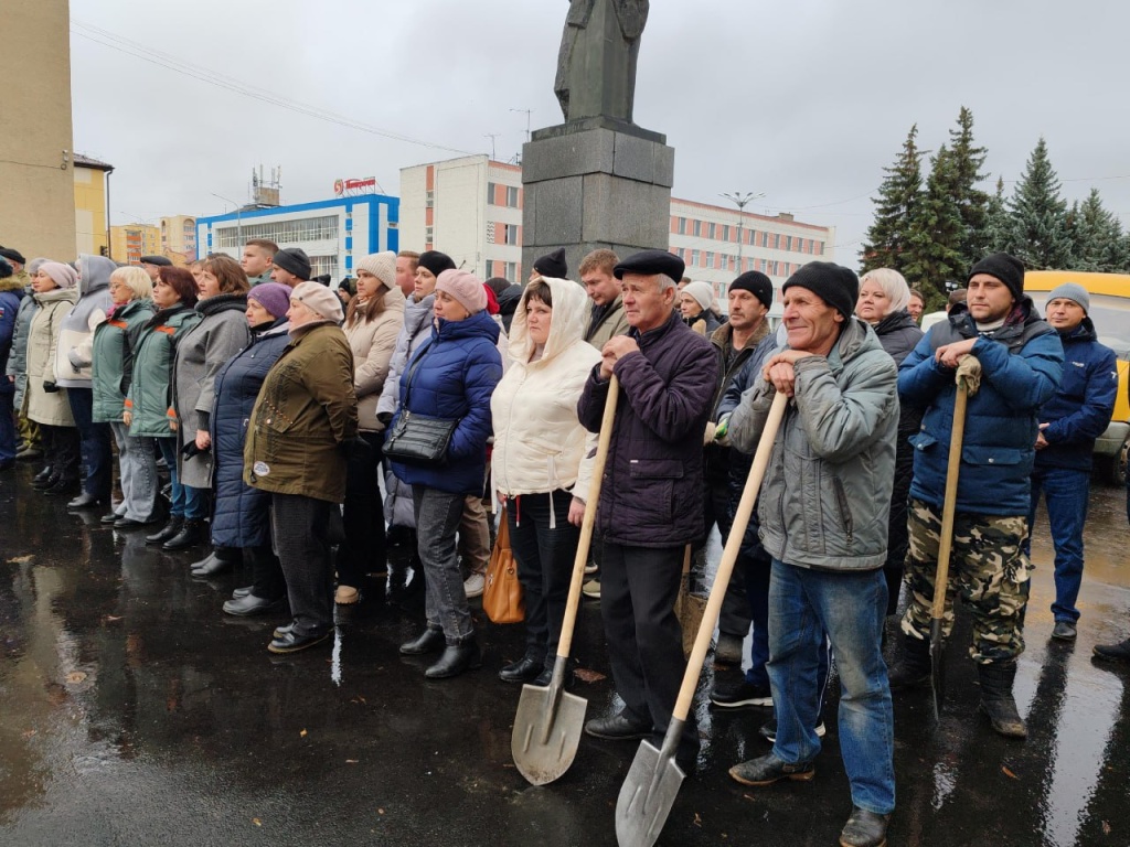 В Рузаевке в Мордовии к 80-летию Победы в Великой Отечественной войне посадили хвойные деревья 